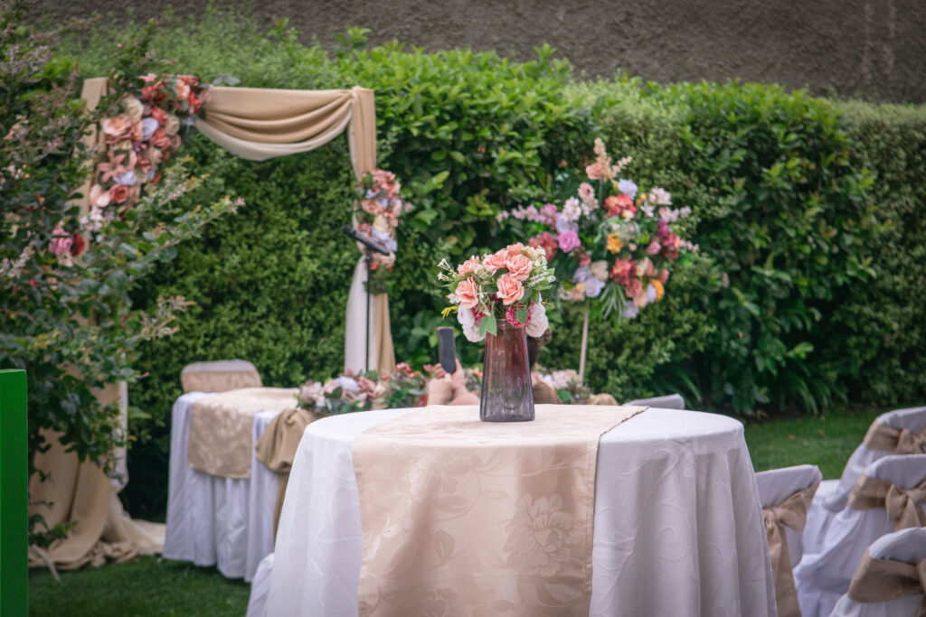 Montaje de boda elegante al aire libre con flores y mesa decorada por banquetera La Familia Gastronomía en Chile
