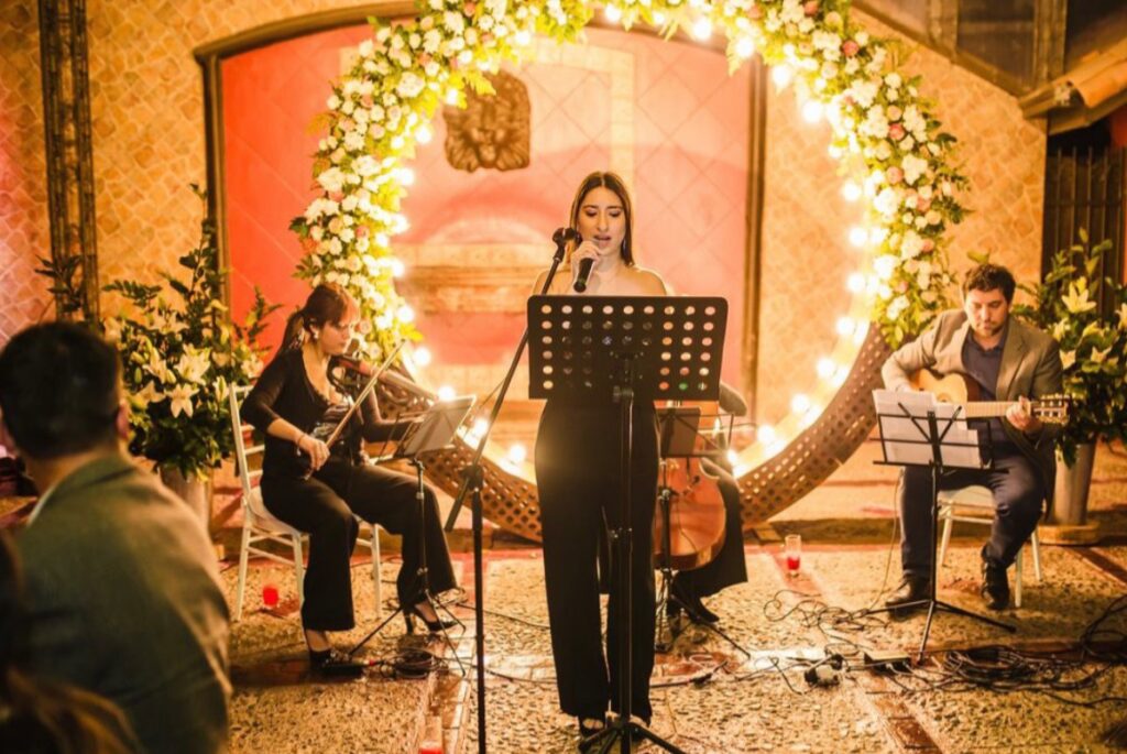 Cantante Karen Mellafe cantando en ceremonia de boda con ensamble musical profesional en Chile