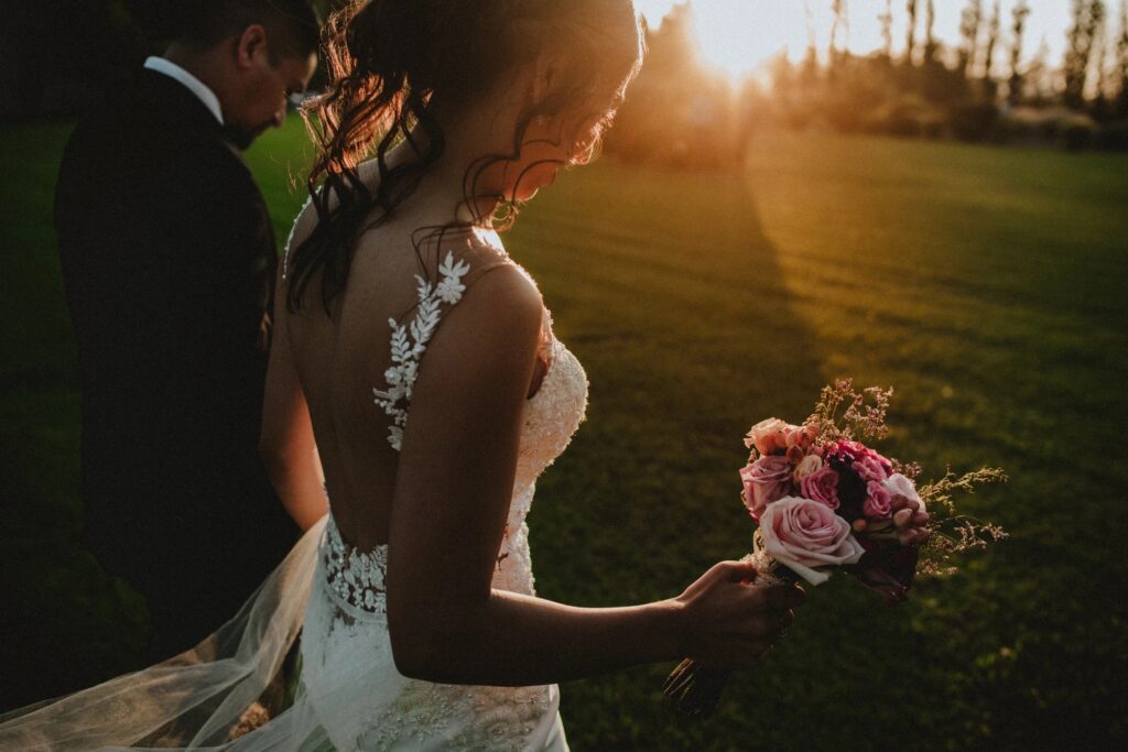 Pareja de novios silueteados al atardecer por fotógrafo de bodas en Chile Ricardo Galaz