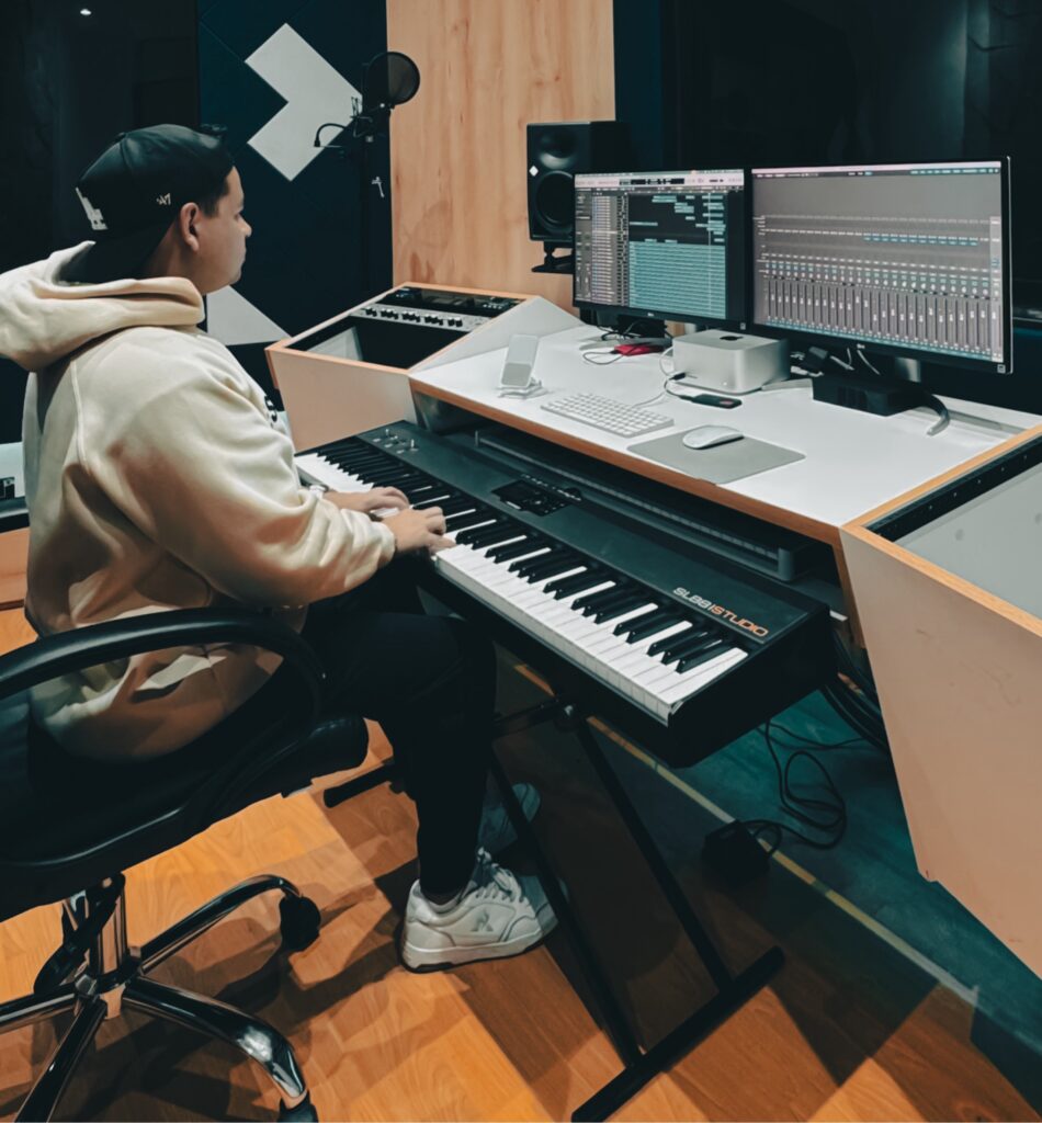 Fabián Pulido componiendo música personalizada para bodas en Chile