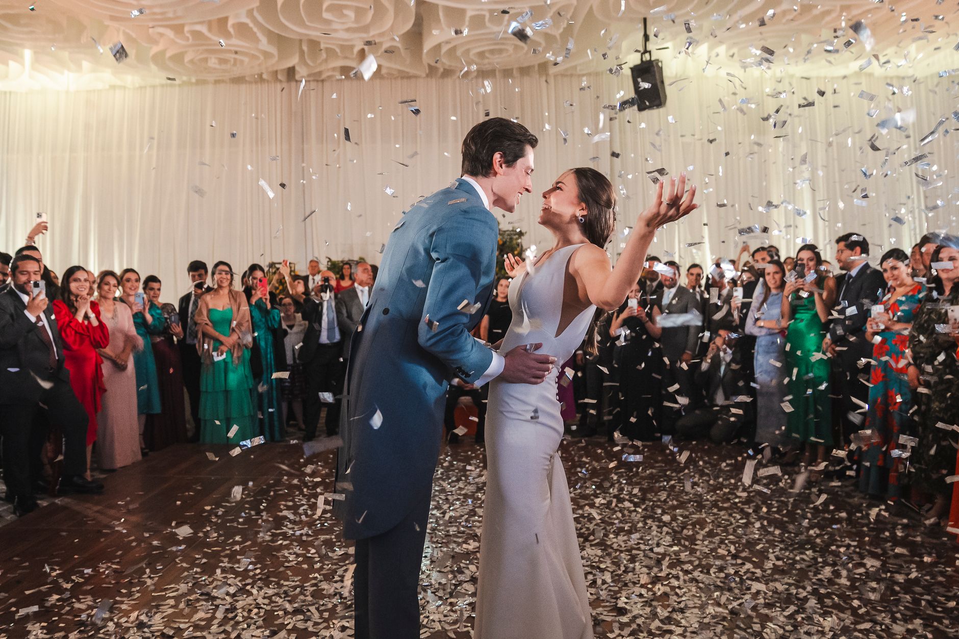 Equipo de DJ en un evento de matrimonio