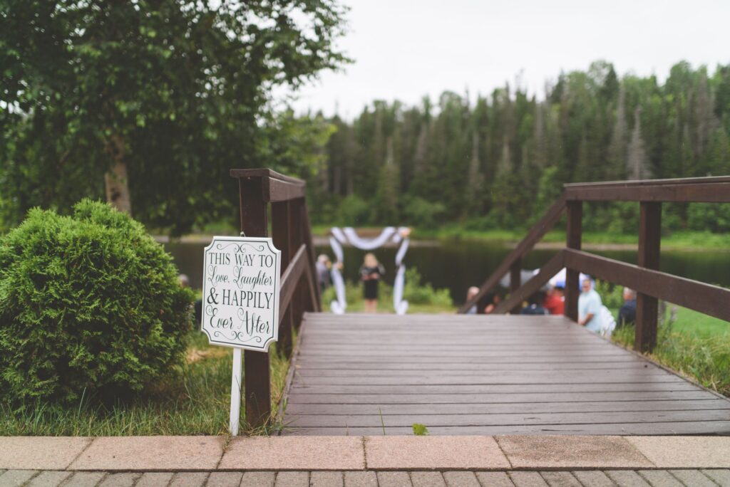 Vista de un elegante salón de eventos para bodas