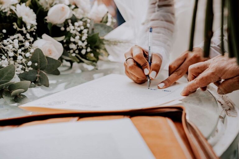 Contrato con proveedor de matrimonio en Chile: 8 cláusulas clave