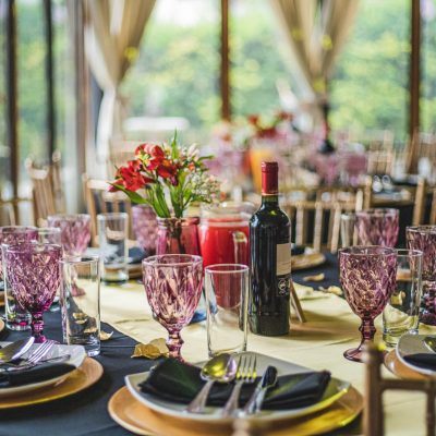 Mesa de boda montada con detalles elegantes por banquetera La Familia Gastronomía en Chile