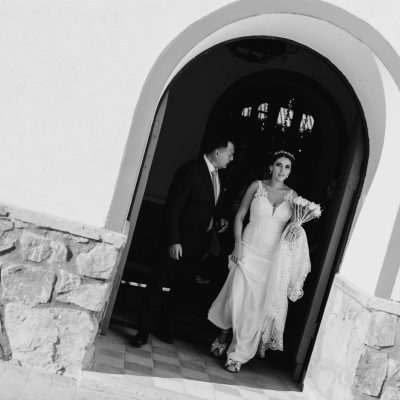 Novios saliendo de iglesia fotografiados por fotógrafos de matrimonios en Chile Schulz Fotografía