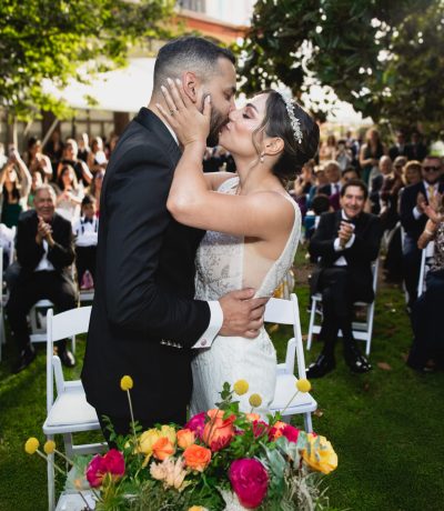 Pareja en matrimonio con paisaje verde al fondo en fotografía de detalles