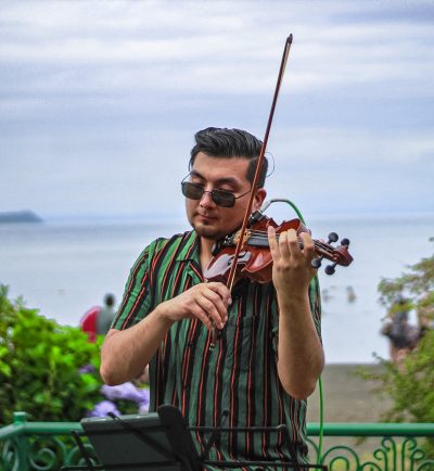 Eduardo Catalán violinista tocando en bodas de Chile al aire libre junto al agua